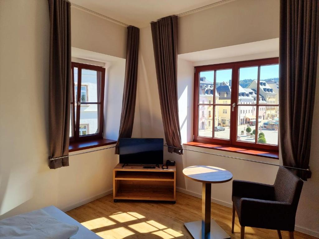 施内贝格Pension Rio的客房设有床、电视和窗户。