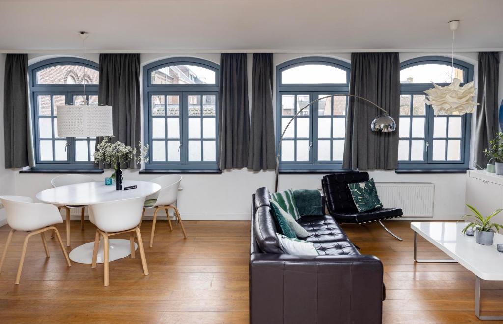 蒂尔堡Appartement La Charrette的客厅配有沙发和桌子