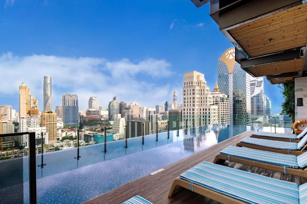 曼谷曼谷无线路英迪格酒店的享有城市美景的屋顶游泳池