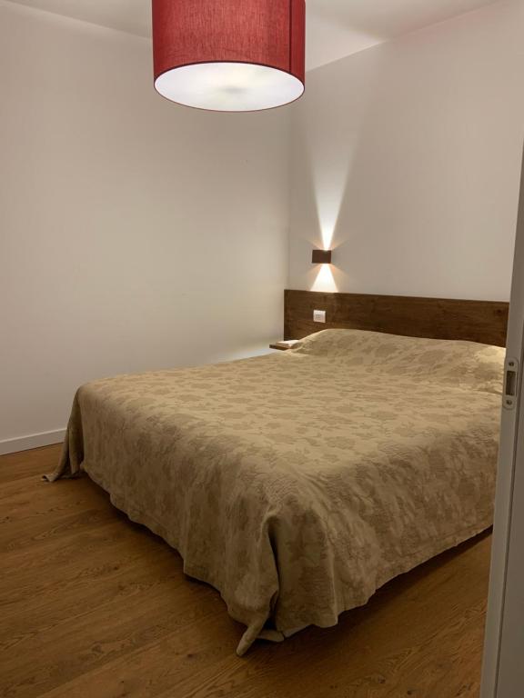 阿科Appartamento al castello di Arco的一间卧室配有一张带棕色毯子的床
