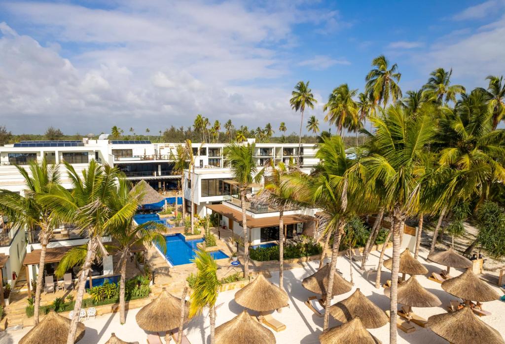 蓬圭TOA Hotel & Spa Zanzibar的棕榈树和遮阳伞的度假村空中景致
