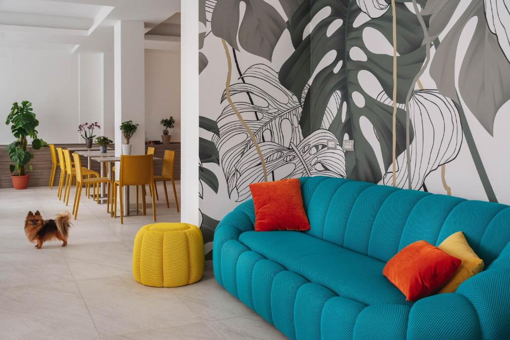 切塞纳蒂科Nido Suite & Apartments的客厅里配有带色彩缤纷枕头的蓝色沙发