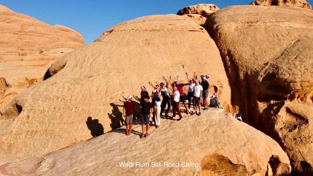 瓦迪拉姆Wadi Rum Silk Road Camp的一群站在岩石顶上的人