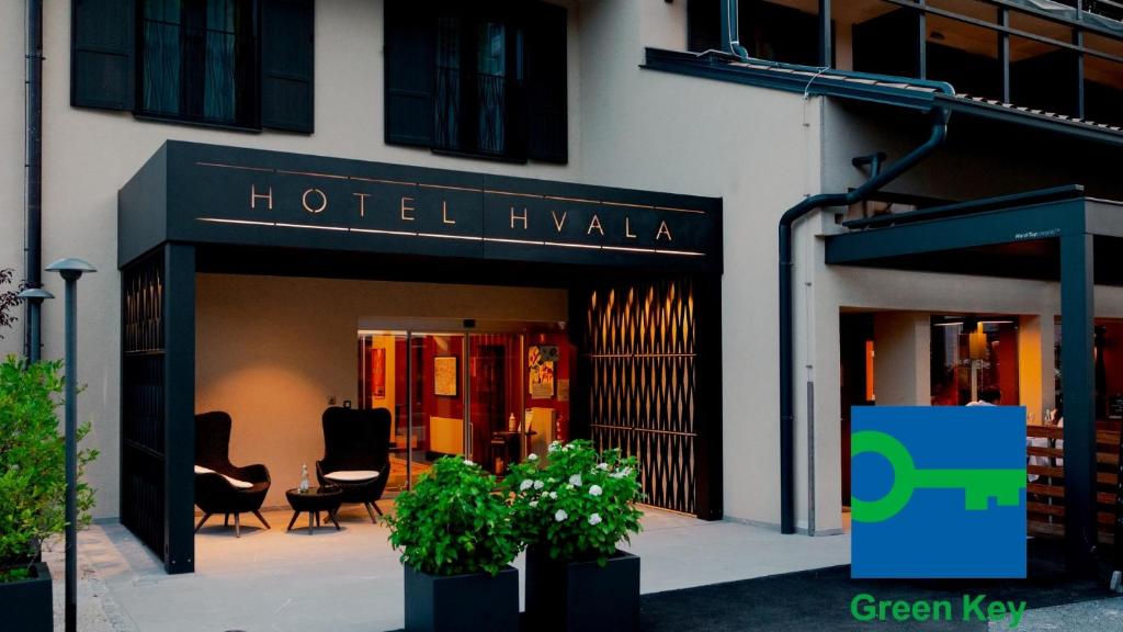 科巴里德Hotel Hvala Superior - Topli Val的建筑前的带椅子和植物的酒店ivka