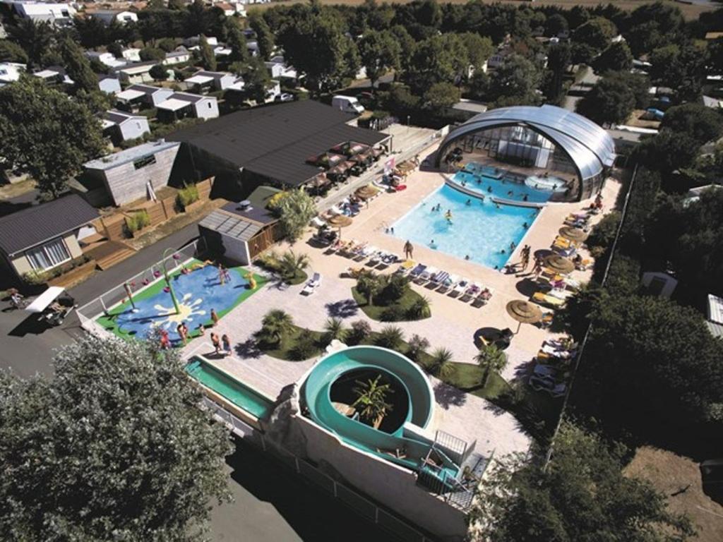 皮勒博罗Camping Le Beaulieu的享有带度假村的游泳池的空中景致