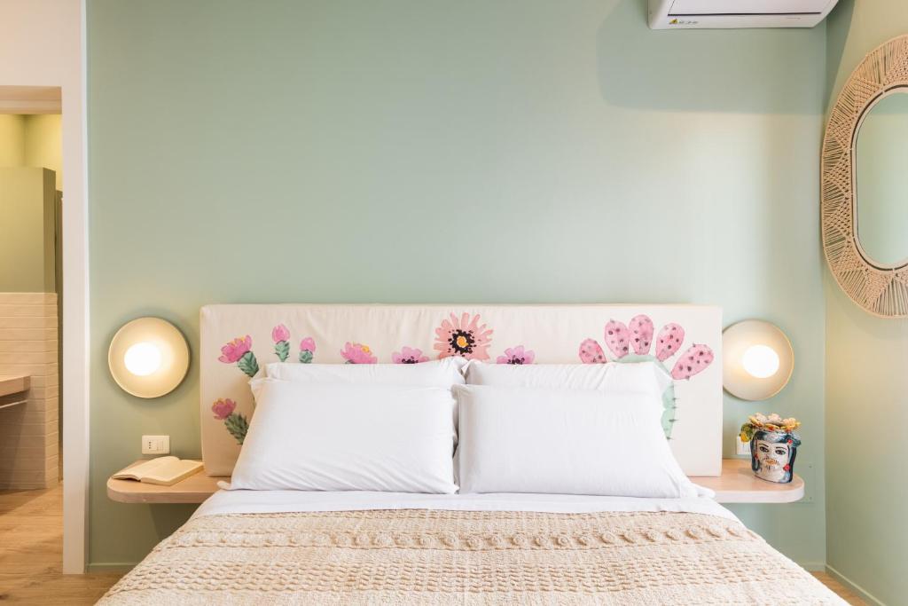 阿沃拉ANNA'S DREAM BED & BREAKFAST的卧室配有白色床和粉红色床头板