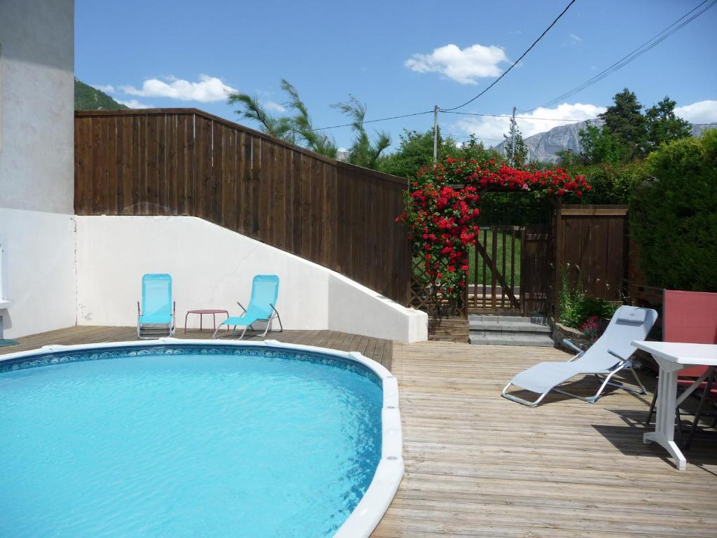 戴伊Le Glandasse的后院设有游泳池、椅子和桌子