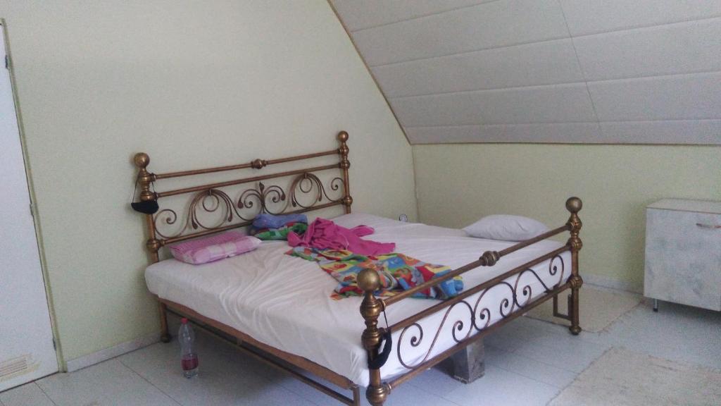 塞格德SUBASA GREEN GARDEN的一间卧室配有一张木床,床上有娃娃
