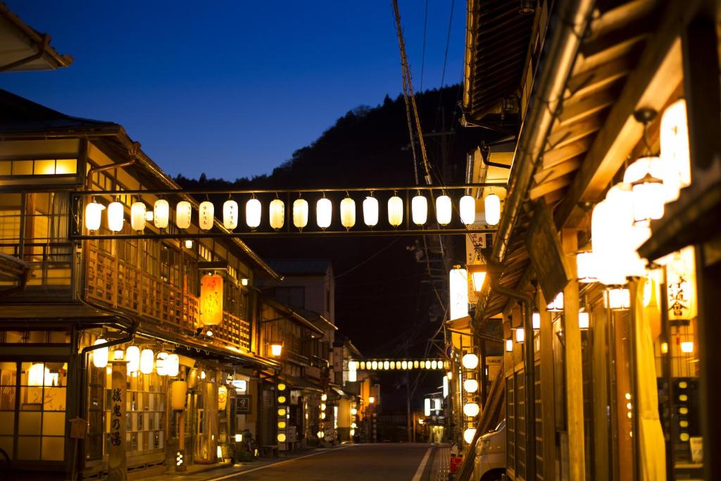 天川村花屋徳兵卫旅馆的夜间有灯光的街道