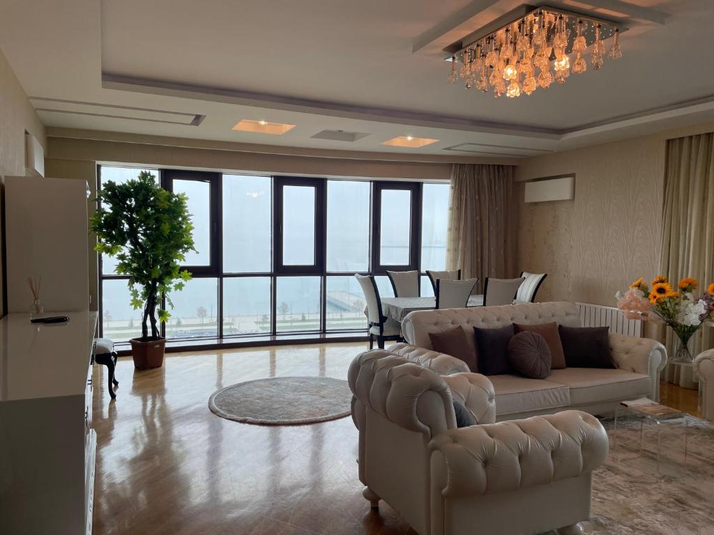 巴库Park Azure Residence的客厅配有沙发、椅子和吊灯