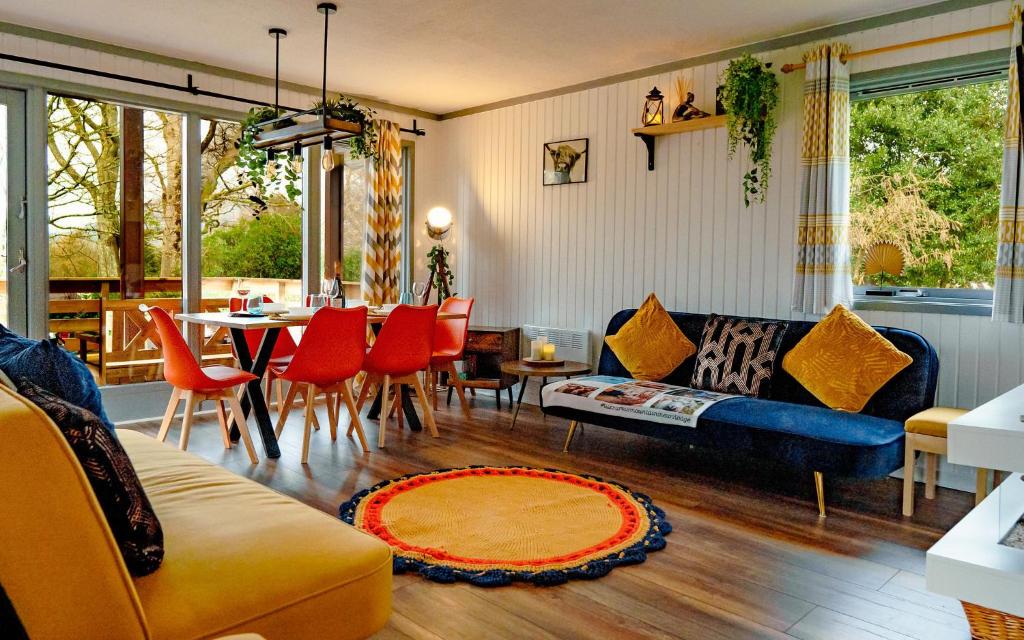 达农Wooden Cosy Retreat Hunters Quay的客厅配有沙发和桌椅