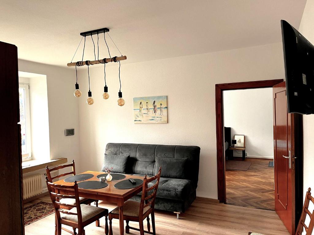 奥斯特霍尔茨-沙姆贝克Modern-Vintage Apartment的客厅配有桌子和沙发