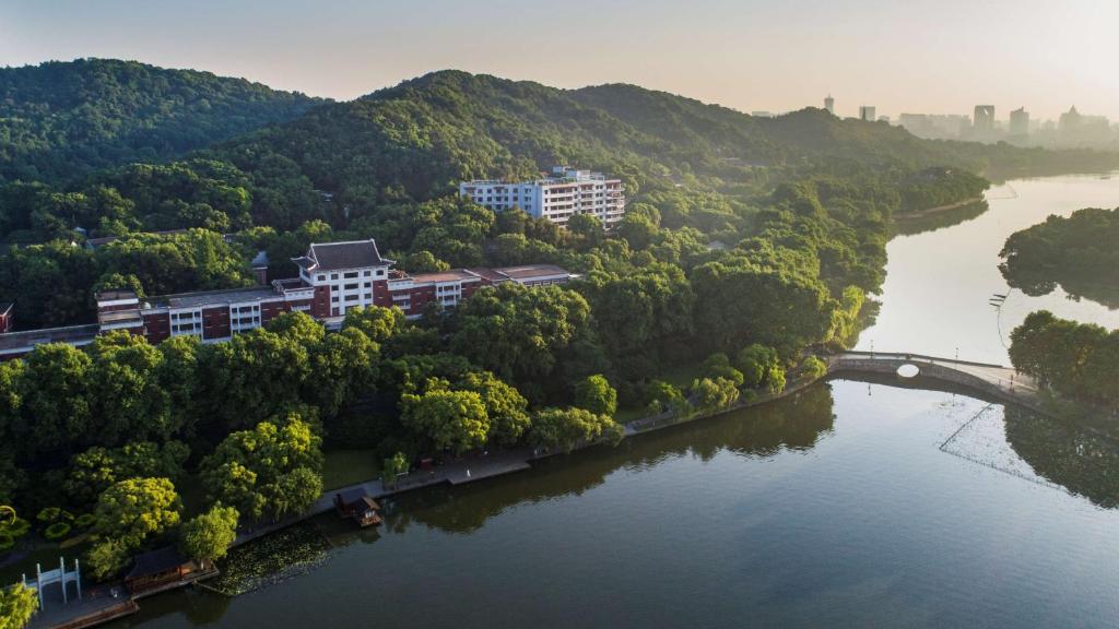 杭州杭州香格里拉的享有河流的空中景色,设有建筑物和桥梁