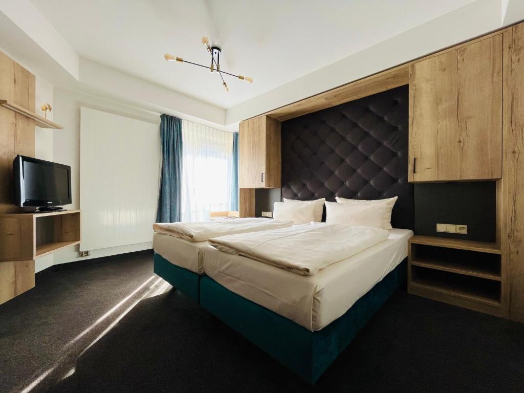 德累斯顿德勒斯登阿尔特斯公寓式酒店的一间卧室配有一张大床和电视
