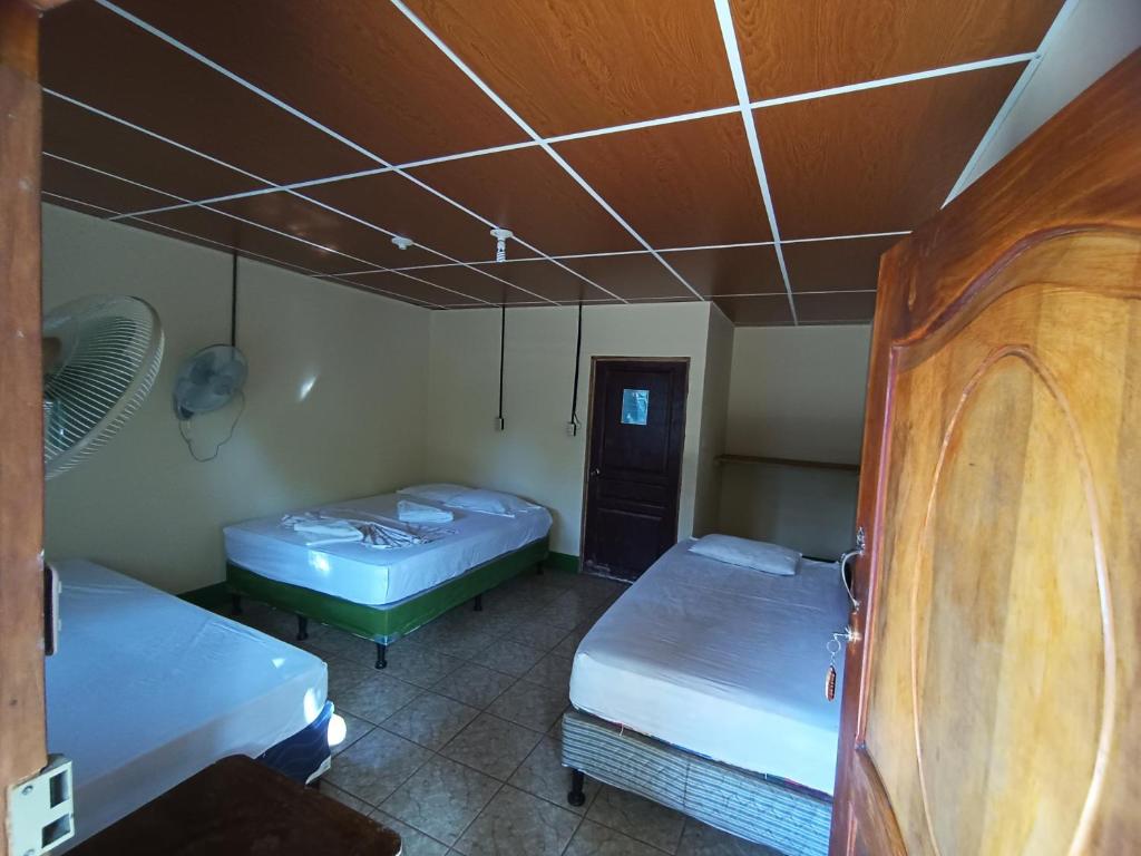 莫约加尔帕Cabañas Privadas Dilany的配有两张床的房间的两张床