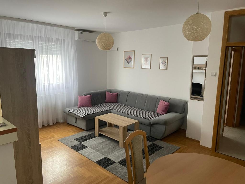 巴尼亚卢卡Apartman Lola的客厅配有沙发和桌子