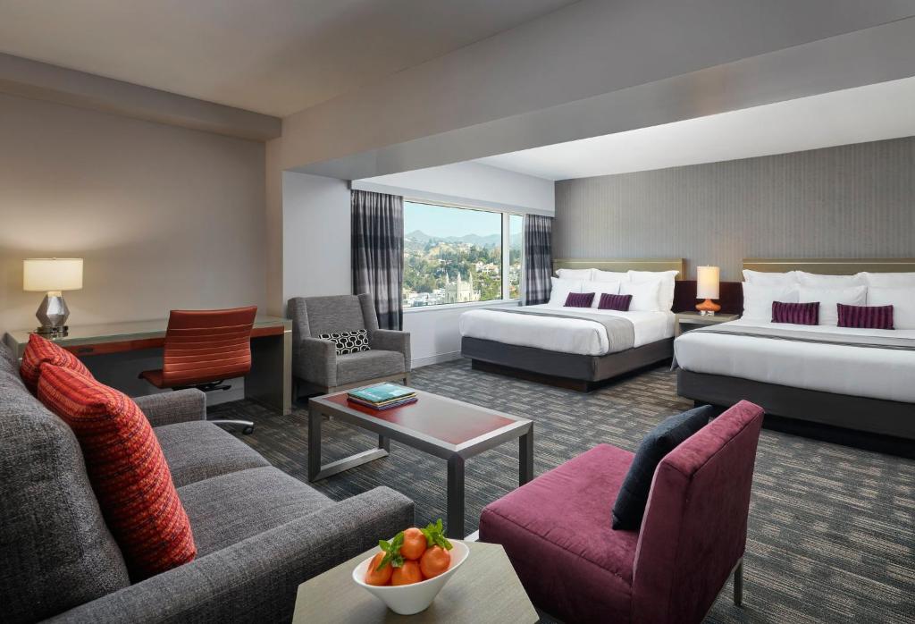 洛杉矶洛伊斯好莱坞酒店的酒店客房,设有两张床和一张沙发
