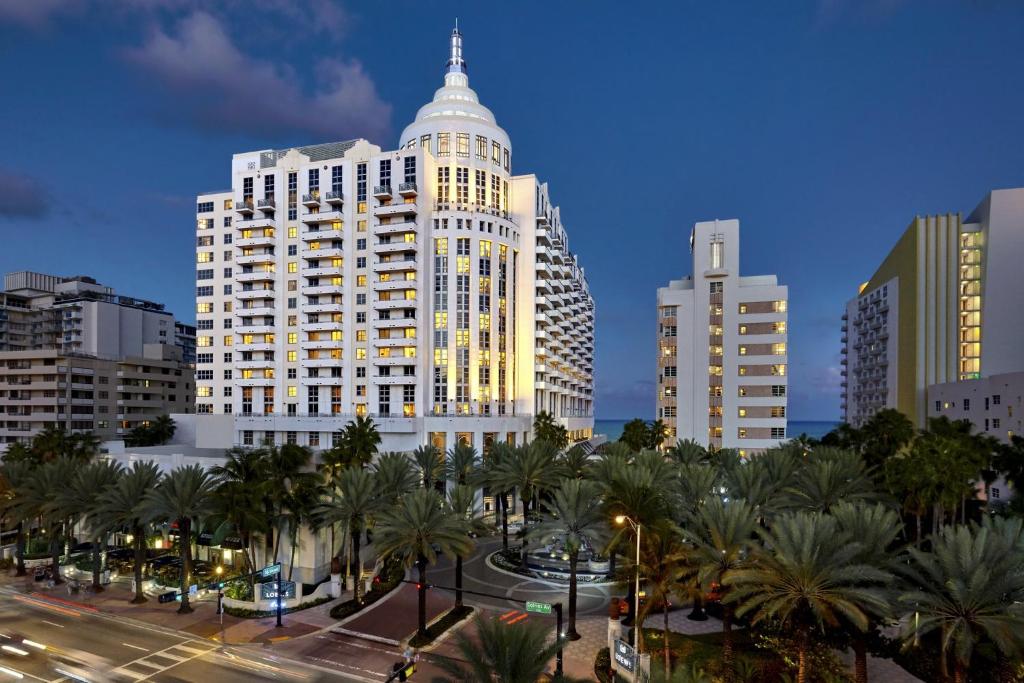 迈阿密海滩洛伊斯迈阿密海滩酒店 的一座棕榈树城市中的白色大建筑