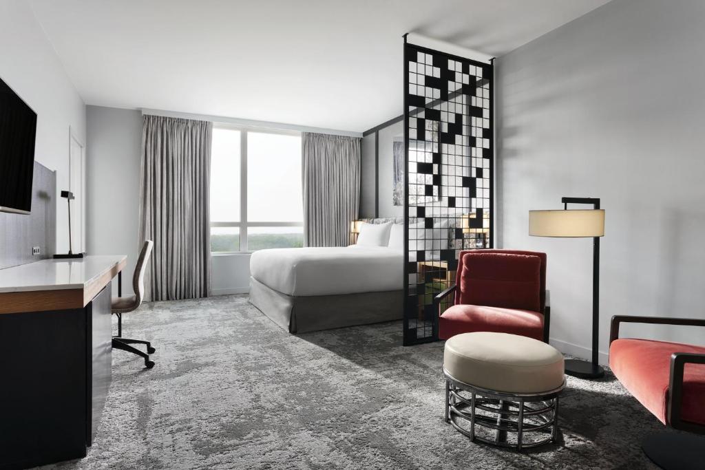 罗斯芒特洛伊斯芝加哥奥黑尔酒店的配有一张床和一把椅子的酒店客房