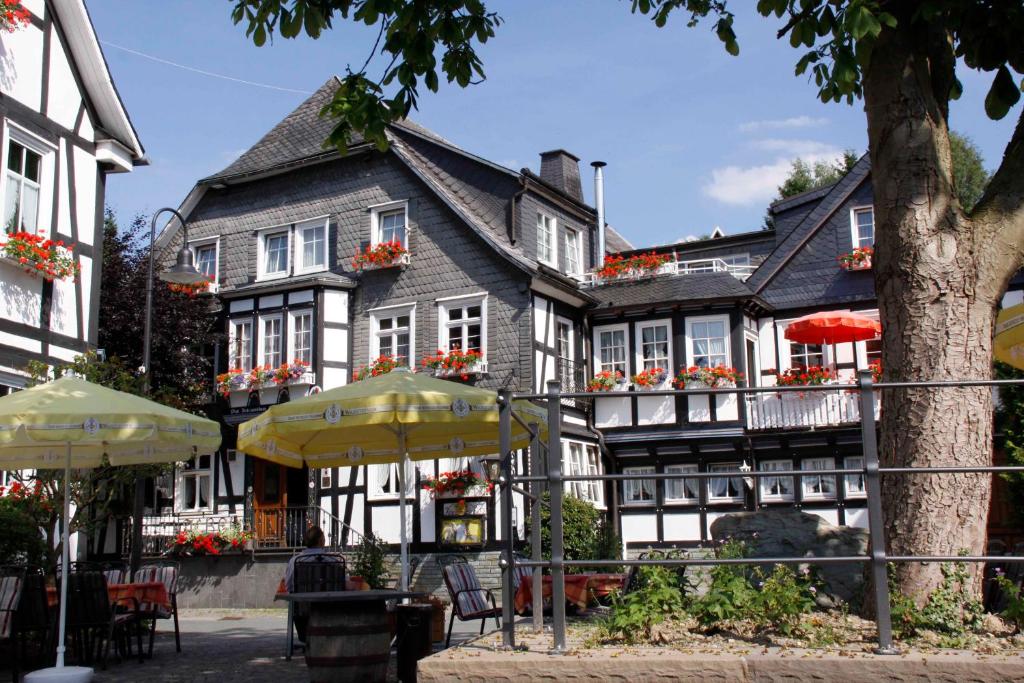 施马伦贝格亚伯斯兰德酒店的前面有雨伞的黑白建筑