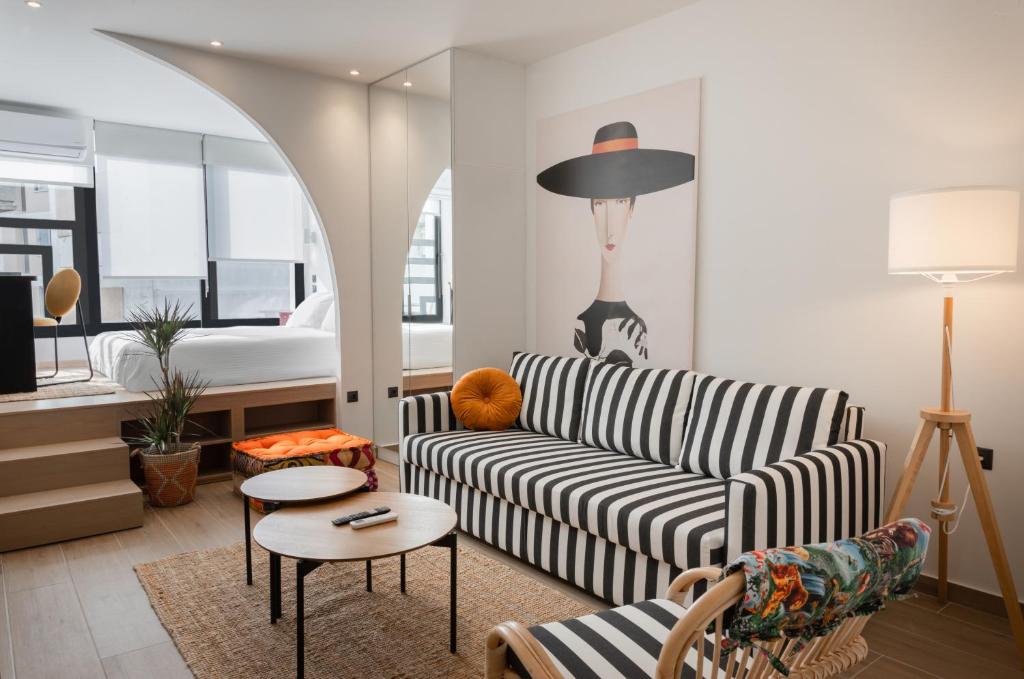 约阿尼纳MadaM Apartments - elegant, cozy, comfortable, central的客厅配有沙发和1张床