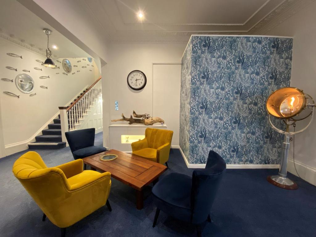 托基Rooms At Babbacombe的客厅配有黄色椅子和桌子