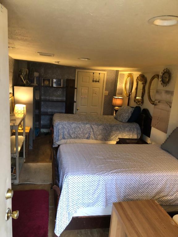 匹兹堡Highland Park Pittsburgh的一间卧室配有两张床和一张桌子及一张桌子。