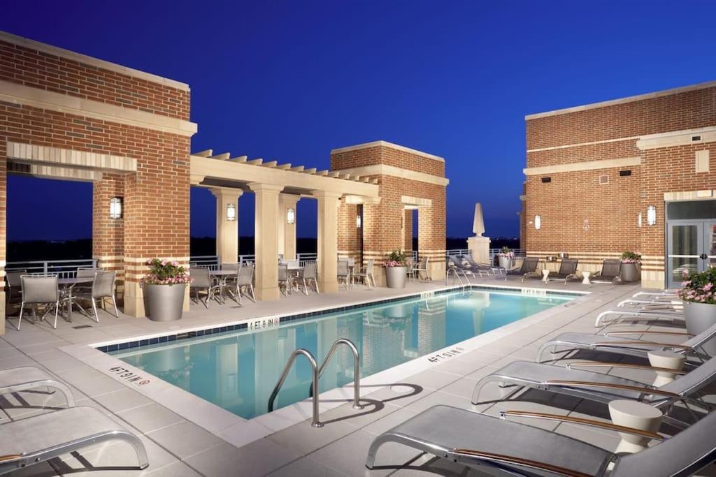 阿林顿Fantastic 2 BR Condo At Pentagon CIty with Pool&Gym的一座位于酒店庭院的游泳池