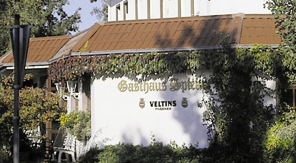 赫费尔霍夫Gasthaus Spieker的建筑的侧面有标志