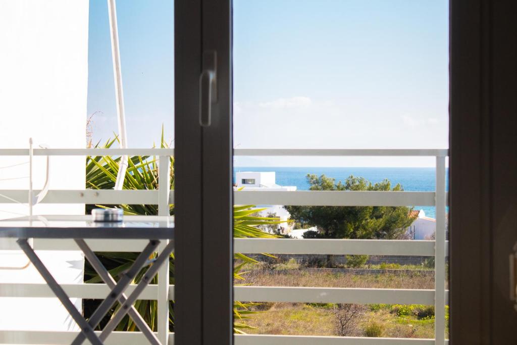 阿特米达EMVI APARTMENTS III seaview near airport的从窗户可欣赏到海景