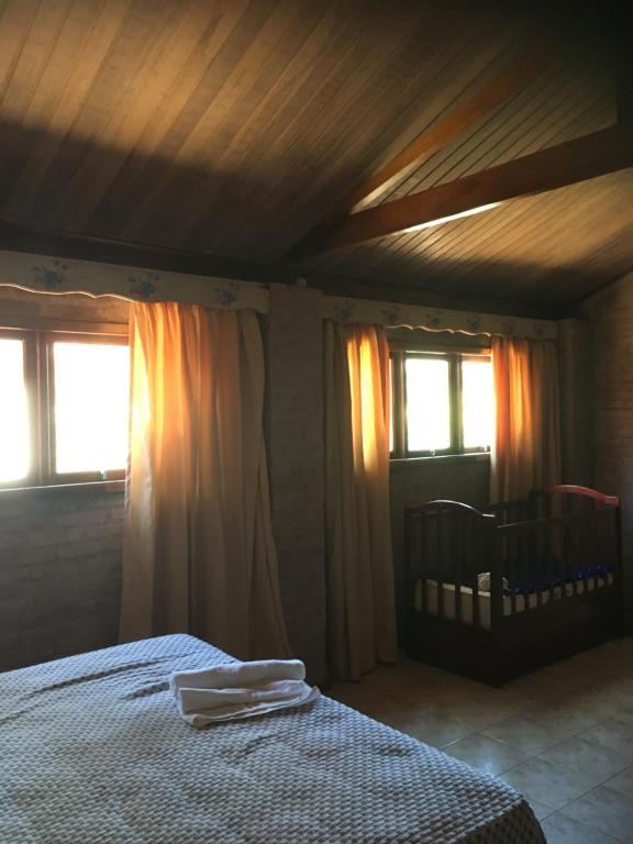 坎皮纳斯Elviajero的一间卧室设有一张床和两个窗户。
