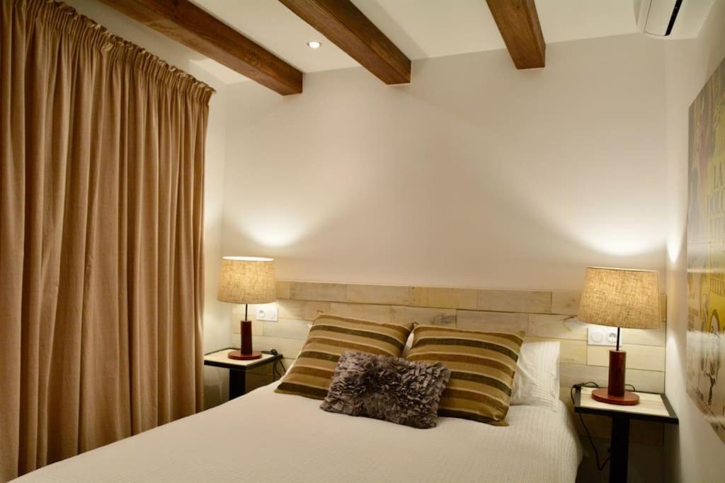 滨海托萨Can Senio 2的卧室配有带两盏灯的白色床