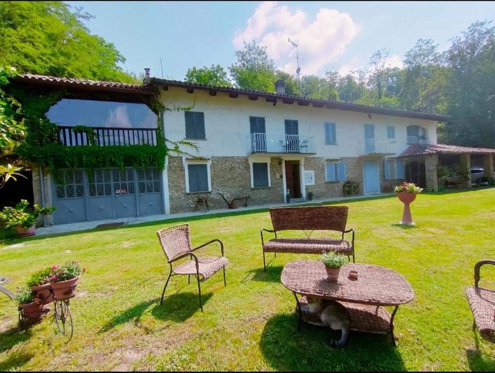 圣斯泰法诺贝尔博Il mestiere di vivere -casa vacanze-的一个带椅子和桌子的院子和房子