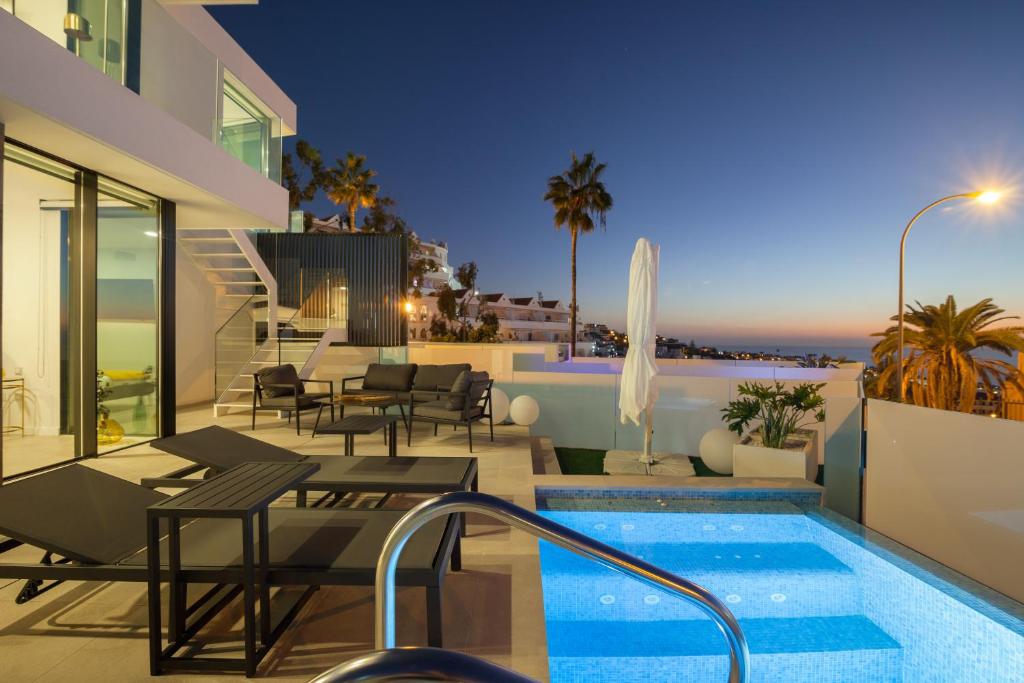 阿德耶200m NEW A Villa with private, heated pool and amazing ocean view的夜间带游泳池的别墅