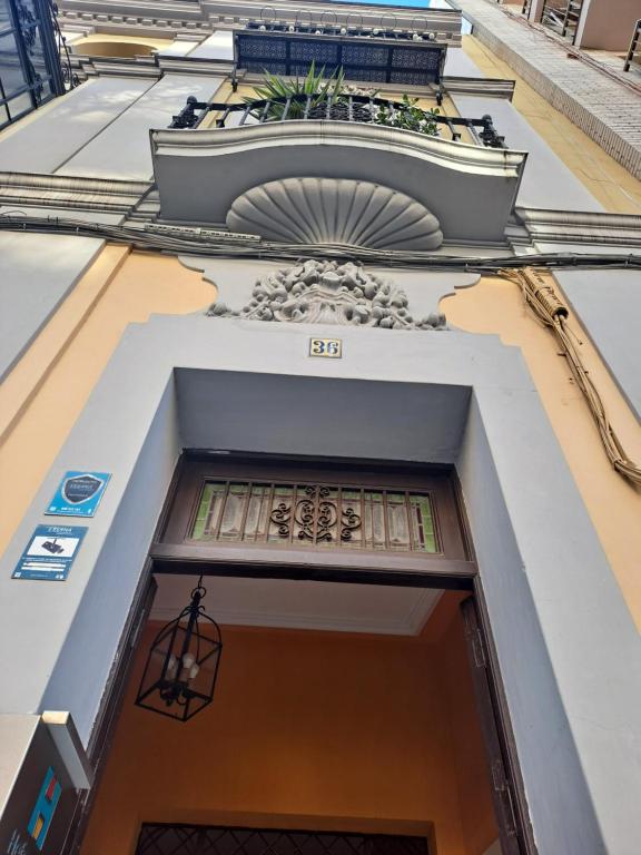塞维利亚Atico Duplex Marques de Reyes的通往带阳台的大楼的门
