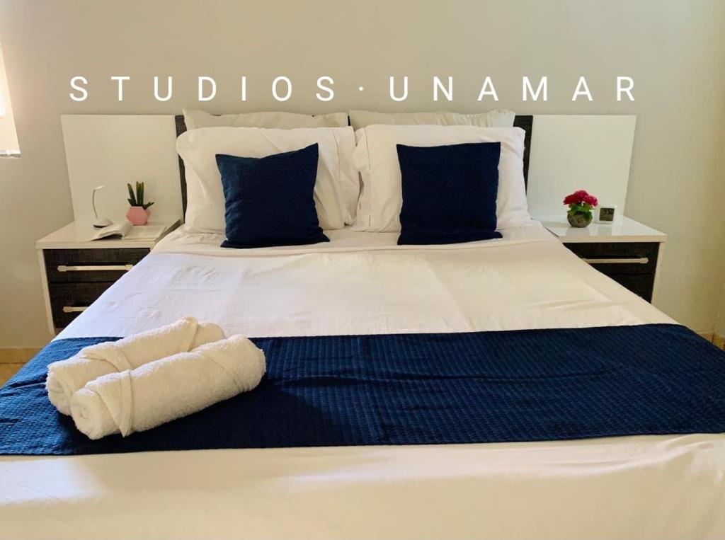 卡波布里奥Studios Unamar的床上有两条毛巾