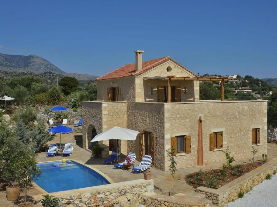 阿尔梅尼Villa Amalthiea的一座房子前面设有游泳池