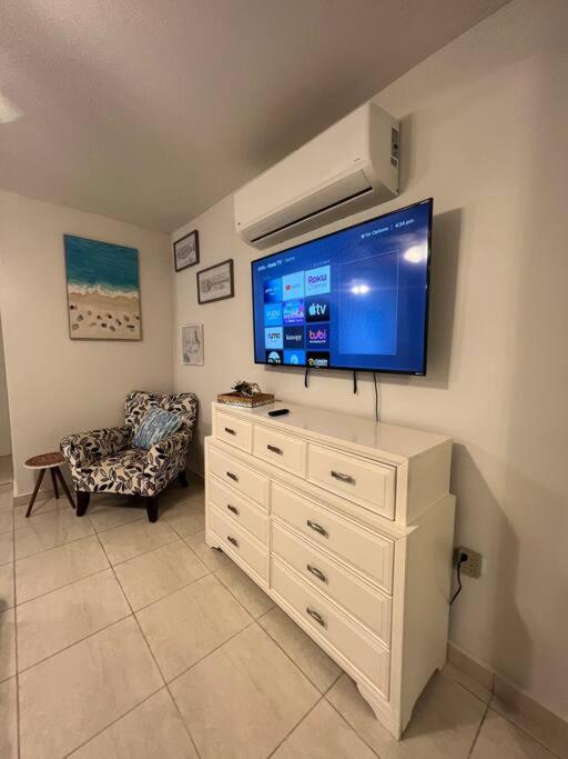 伊莎贝拉Playa y Campo Studio的客厅设有壁挂式平面电视。