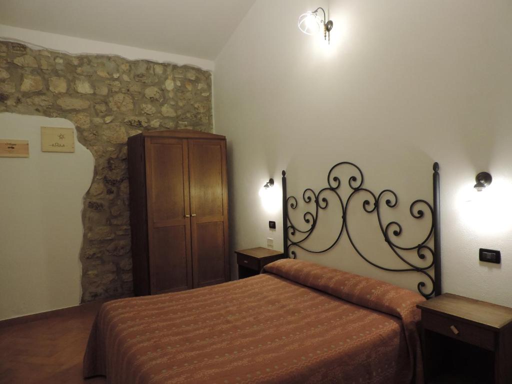 圣乔瓦尼·罗通多Tenuta Chianchito的一间卧室配有一张床和一个木制橱柜