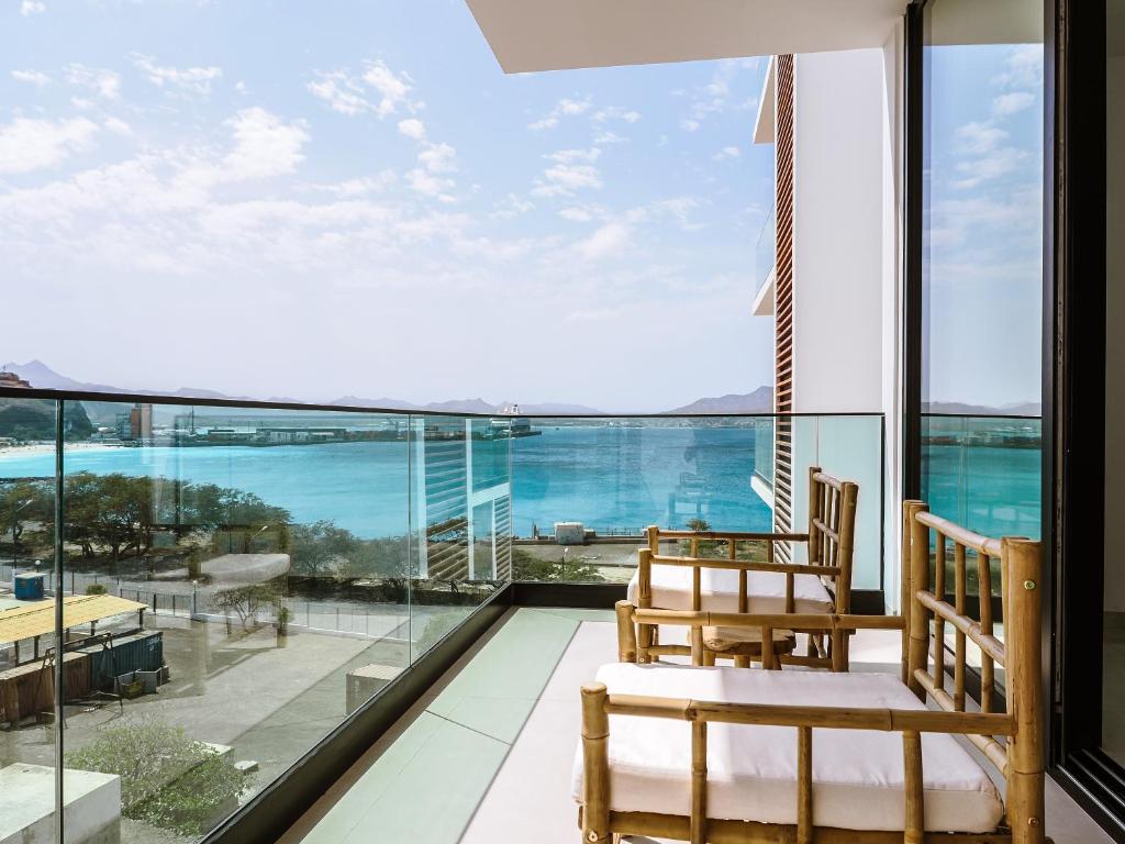 明德卢Filomena Apartments LUXURY的客房设有玻璃窗,享有海景。