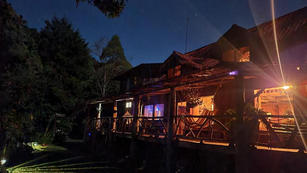迦太基Reserva y Estancia Robles Mimosos Lodge的夜晚有灯的房子