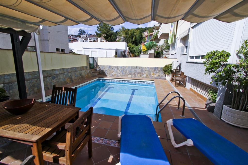 萨洛Buda Villa Planetcostadorada的一个带桌子和游泳池的庭院