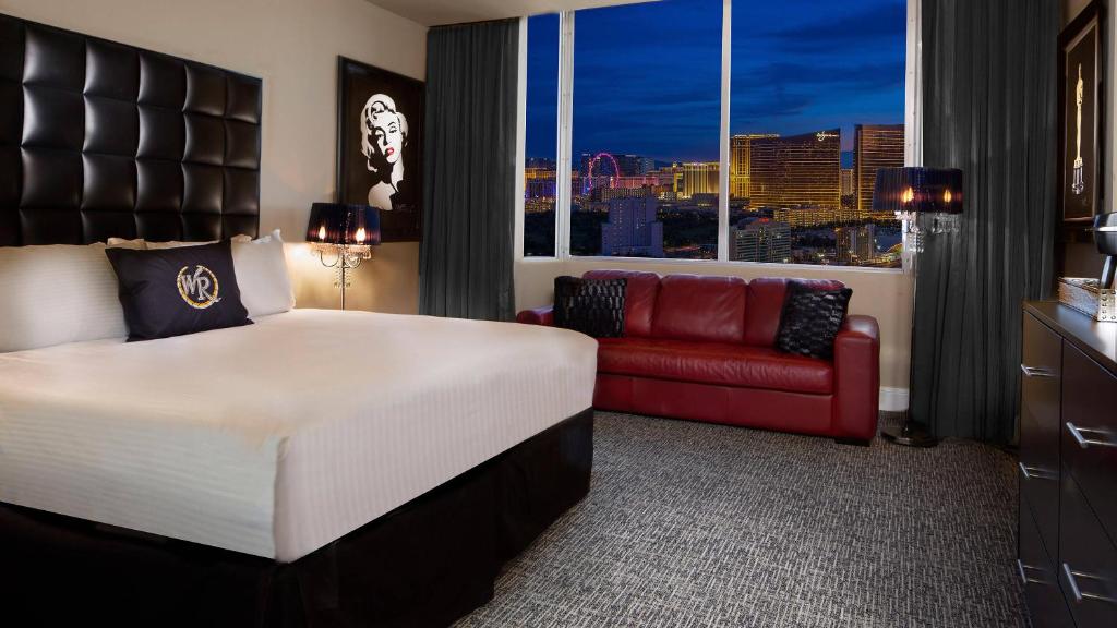 拉斯维加斯Beautiful Room by WESTGATE Casino close to Las Vegas Convention Center的酒店客房,配有一张床和一张红色的沙发