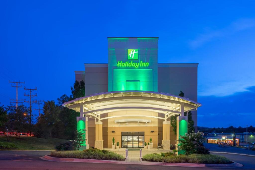 林夕昆高地Holiday Inn Baltimore BWI Airport, an IHG Hotel的上面有绿色标志的建筑