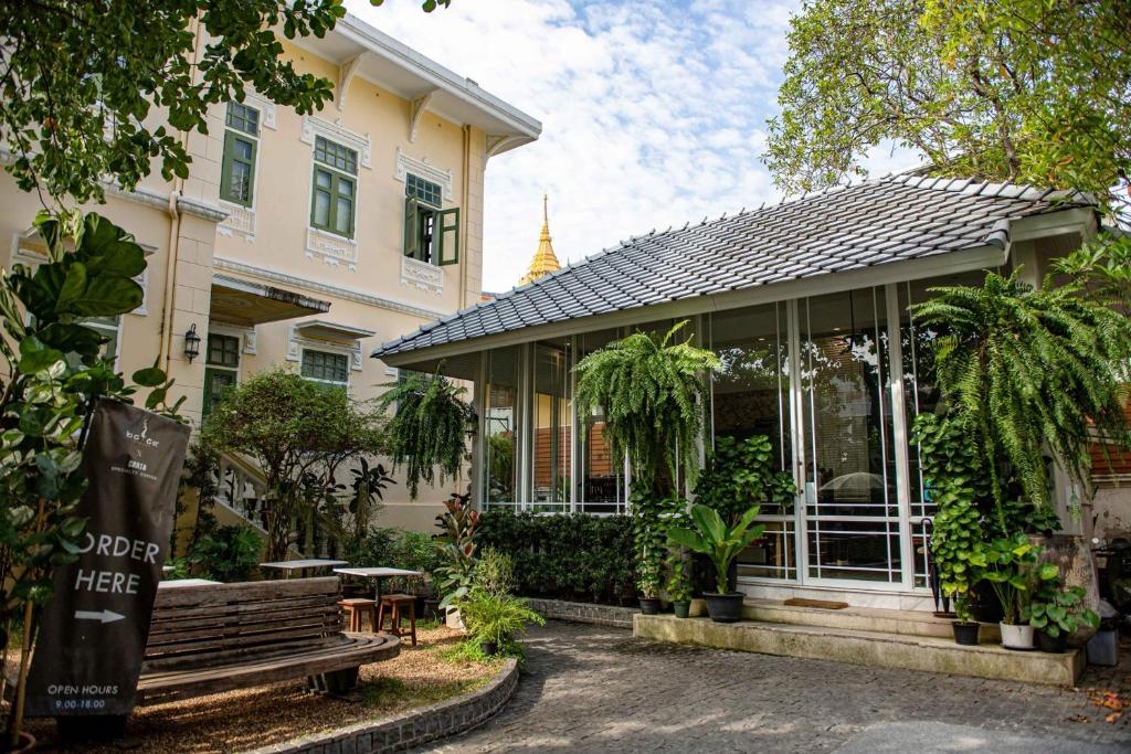 曼谷班2459酒店的前面有长凳的房子