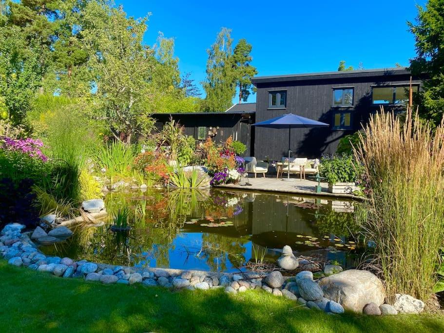 StenhamraOrres Guesthouse Stenhamra, Ekerö的庭院内带池塘的花园