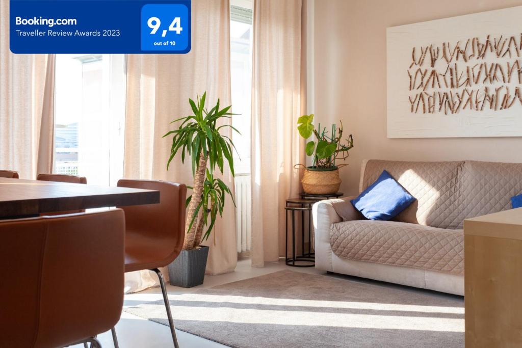 米兰Sunset House - Smart House - Milano MiCo的客厅配有沙发和桌子