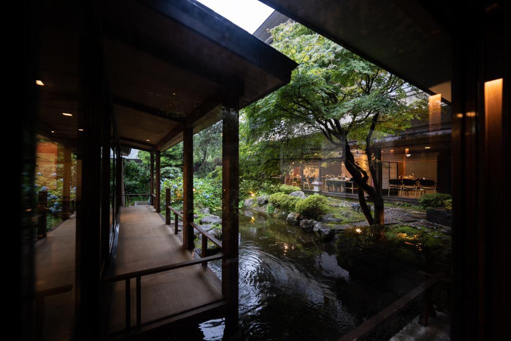 日光Sakahijiri Nikko的从大楼内可欣赏到河流美景