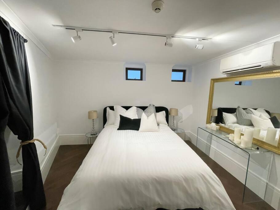 悉尼The mini New-Yorker的卧室配有一张白色的床和大镜子