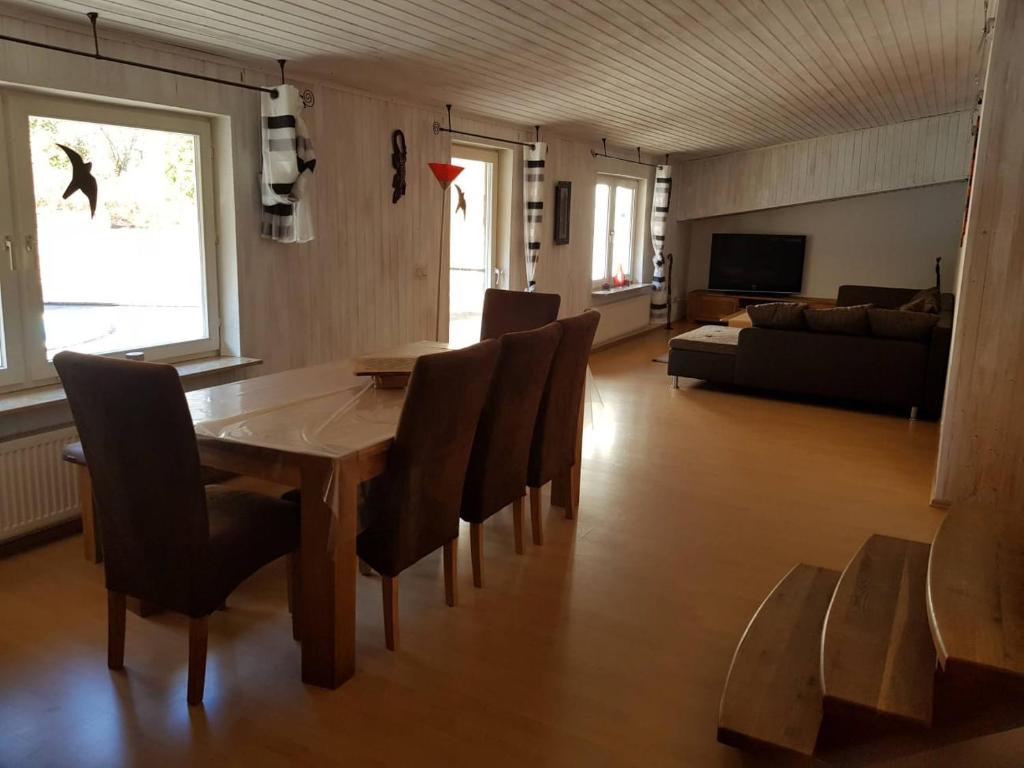 RumbachZur alten Wagnerei的客厅配有木桌和椅子